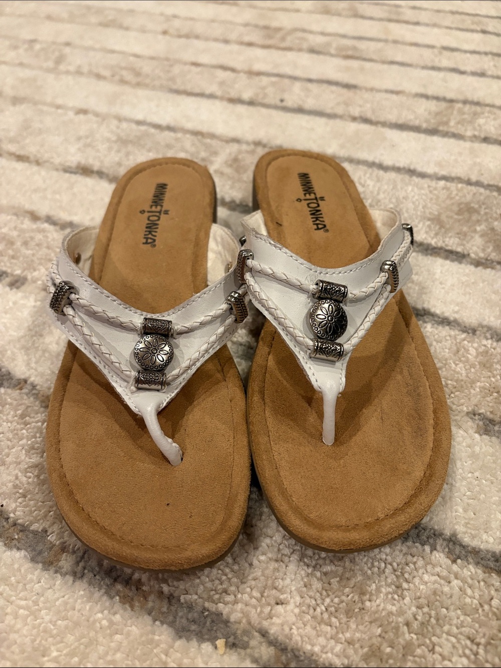 Minnetonka White Leather Beaded Thong Sandals with Silver Accents - Size 7